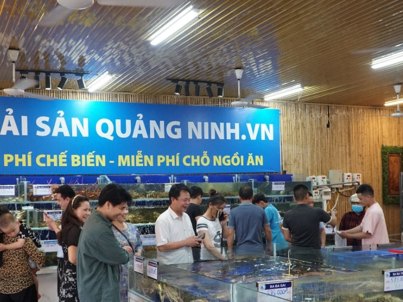 Khách hàn nườm nượp đến chọn mua và thưởng thức tại Hải sản Quảng Ninh.vn 